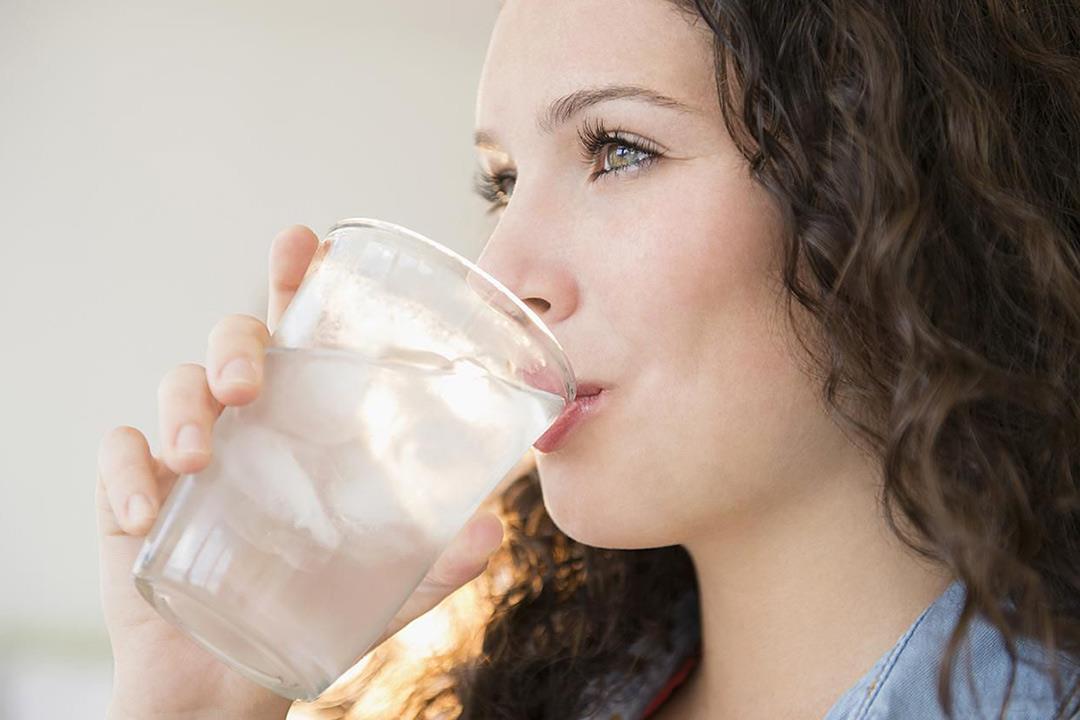 فوائد شرب الماء للبشرة الدهنية