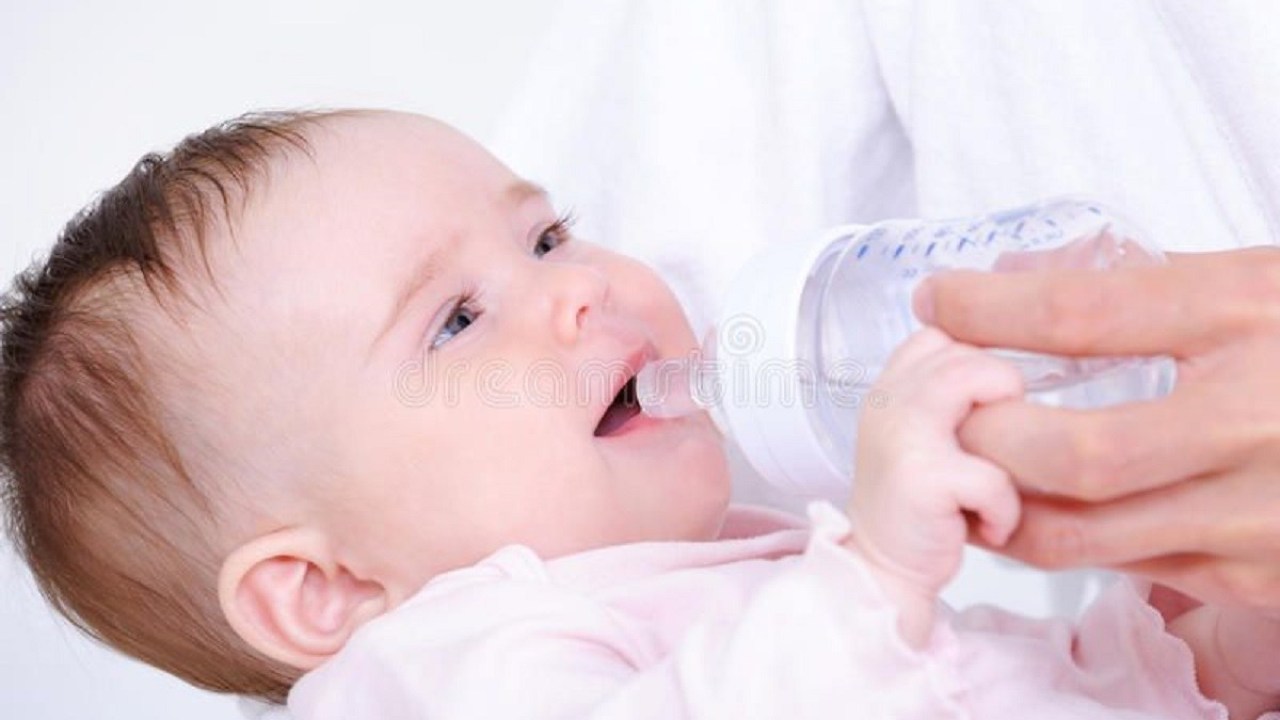متى يشرب الطفل الماء في عالم حواء