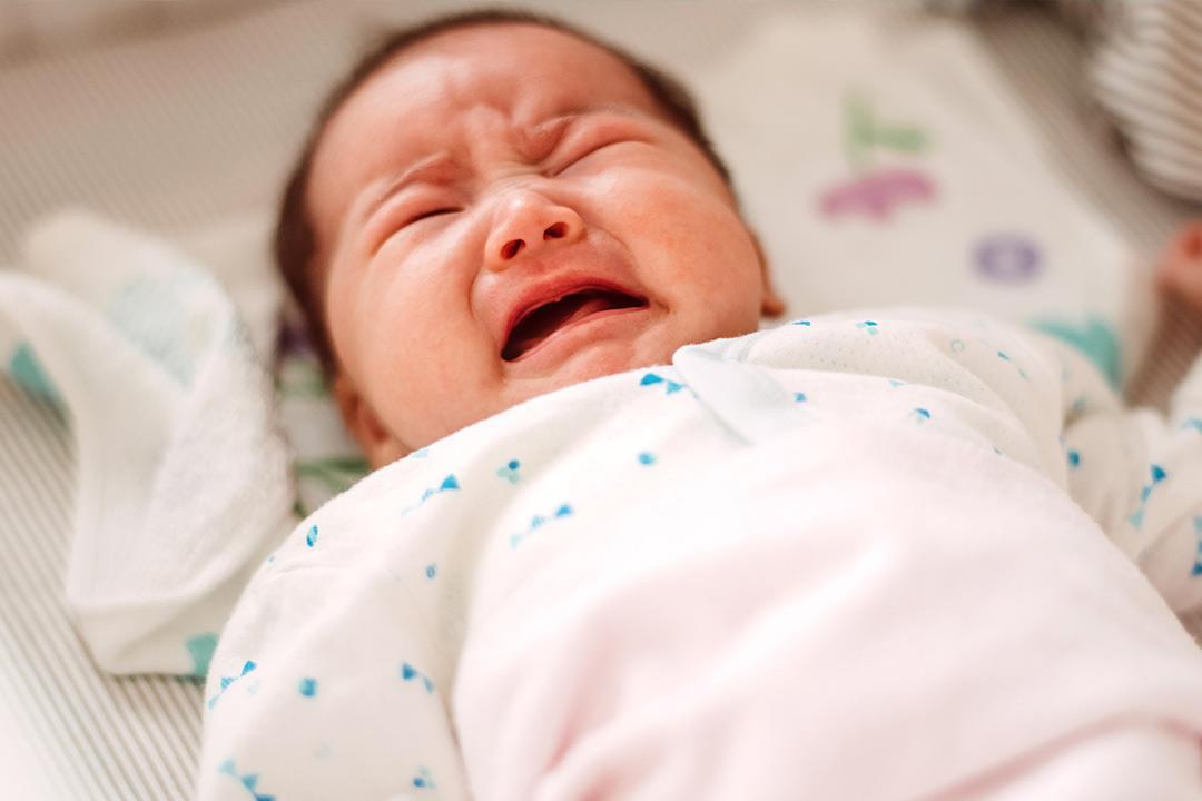 7 اسباب لبكاء الطفل الرضيع ليلاً