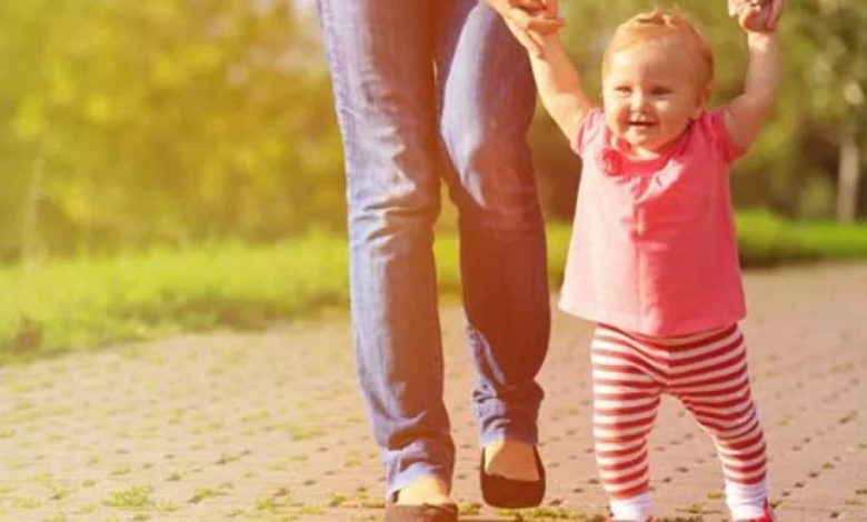 الخطوات الأولى متى يمشي الطفل الرضيع