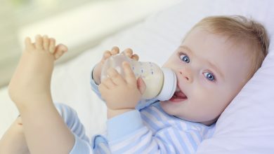 كيف تكون الرضاعة الصناعية للطفل حديث الولادة