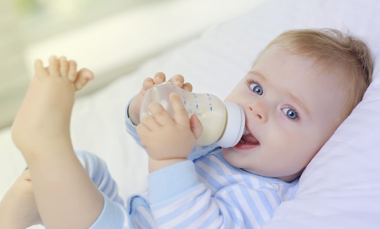 كيف تكون الرضاعة الصناعية للطفل حديث الولادة