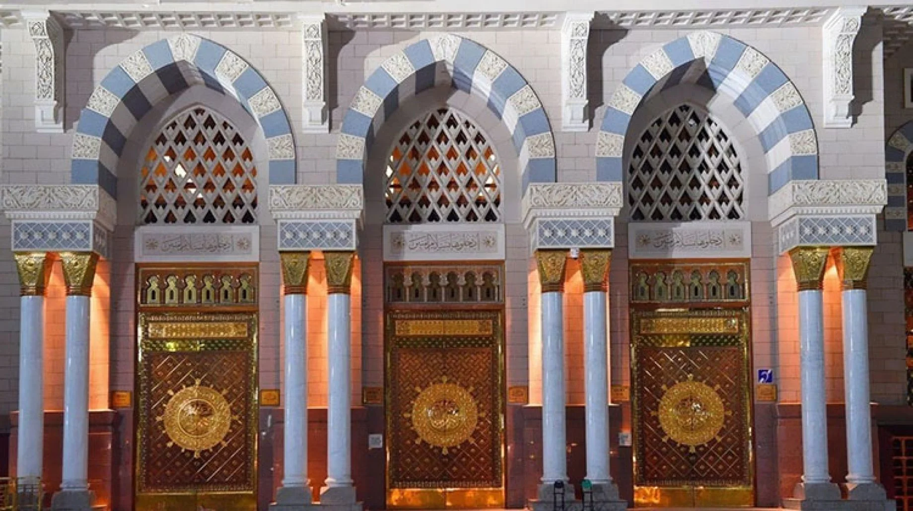عدد أبواب المسجد الحرام مع أسمائها