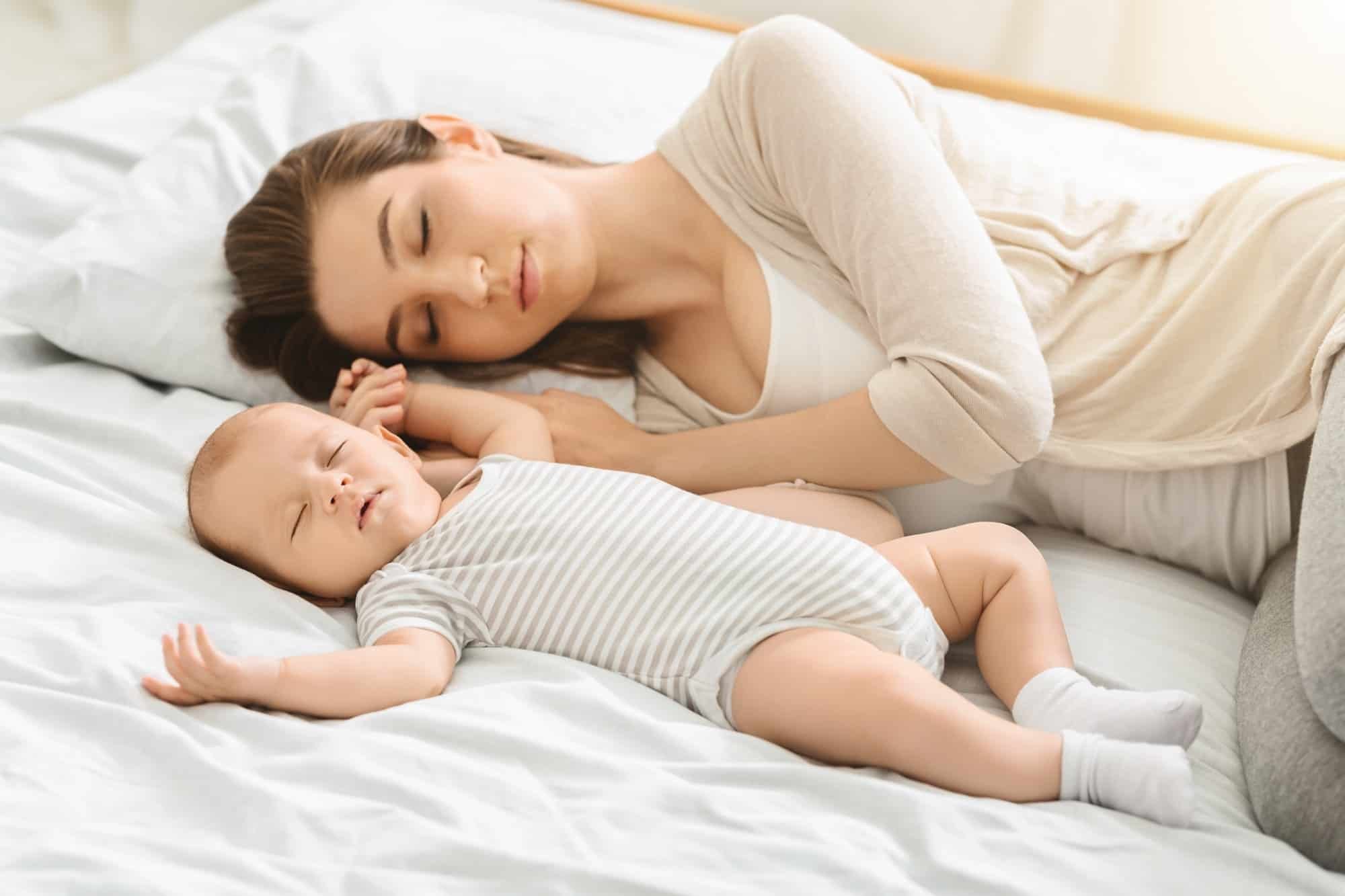 وضعية النوم الجانبي بعد الولادة القيصرية